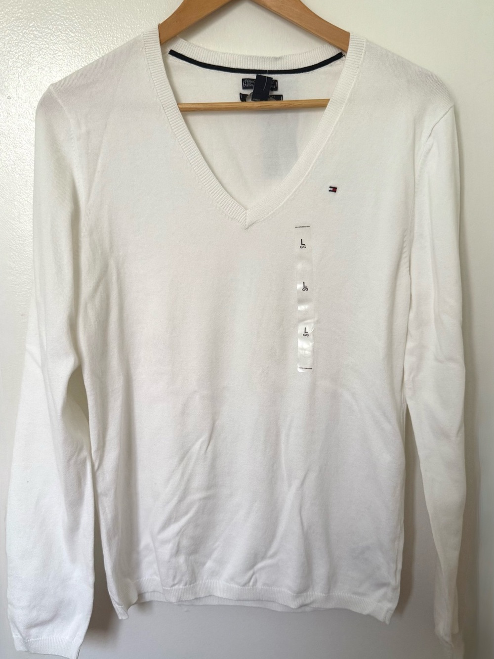 NEW with TAGS! Tommy Hilfiger Women's Cream V-Neck Sweater Sz L